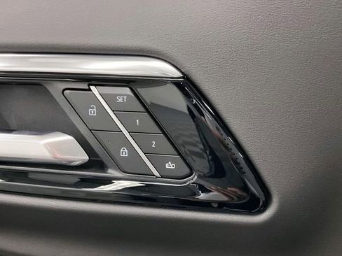 Used 2025 Chevrolet Suburban Z71 image 40