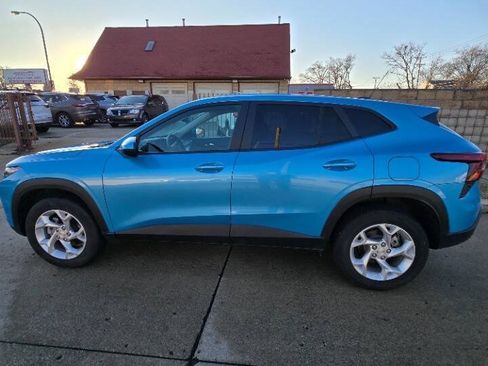 Used 2025 Chevrolet Trax LS w/ LS Convenience Package FWD image 6