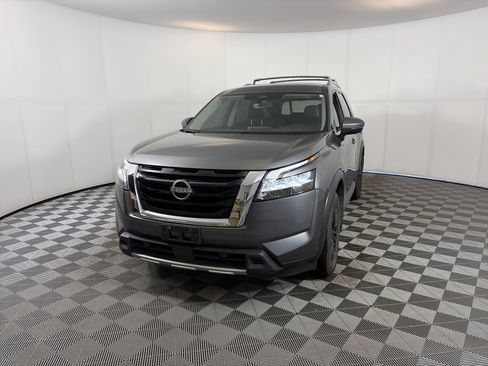 Used 2023 Nissan Pathfinder SL image 2