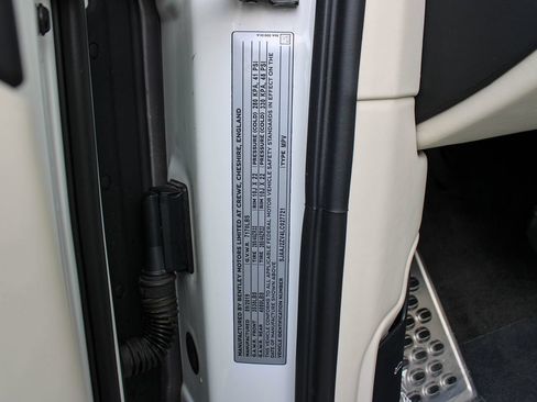 Used 2020 Bentley Bentayga Plug-In Hybrid AWD/4WD image 50