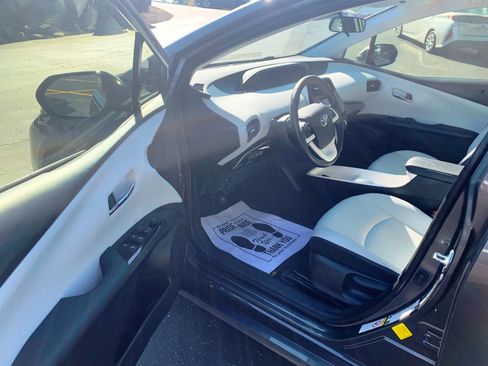 Used 2018 Toyota Prius Three Touring image 4