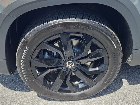 Certified 2023 Volkswagen Taos SE w/ Panoramic Sunroof Package AWD/4WD image 5