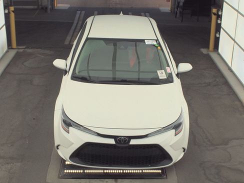 Used 2021 Toyota Corolla LE FWD image 2