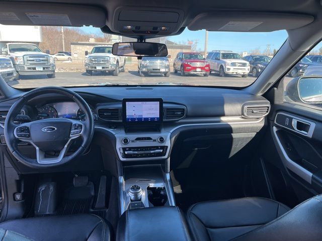 Used 2021 Ford Explorer XLT w/ Equipment Group 202A AWD/4WD image 16
