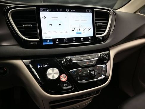 Certified 2024 Chrysler Pacifica Touring-L FWD image 42