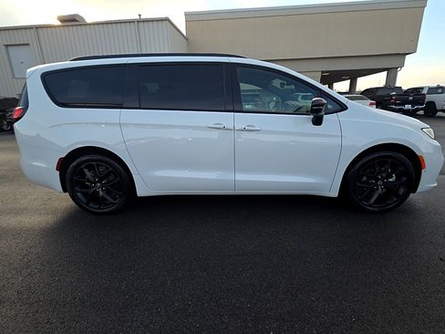 New 2026 Chrysler Pacifica Limited w/ S Appearance Package FWD image 4