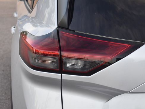 Used 2024 Nissan Rogue SV image 6