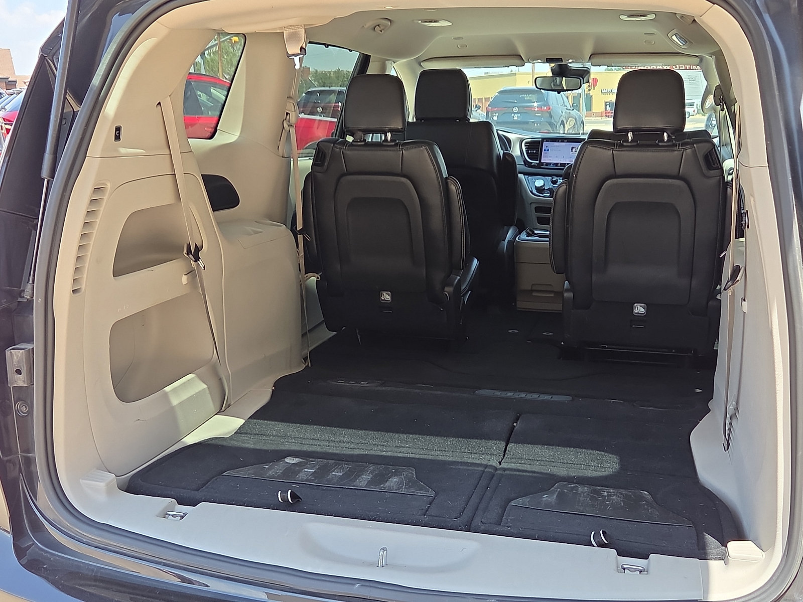 Used 2023 Chrysler Pacifica Touring-L FWD image 8