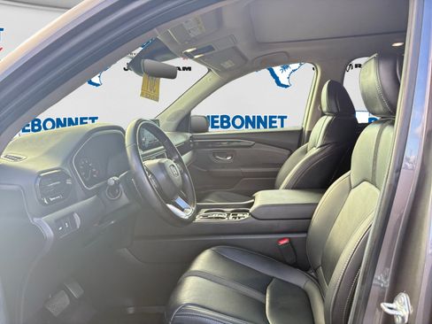 Used 2024 Honda Pilot Touring image 11