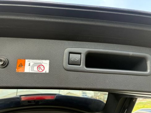 Used 2025 Toyota Highlander LE FWD image 19