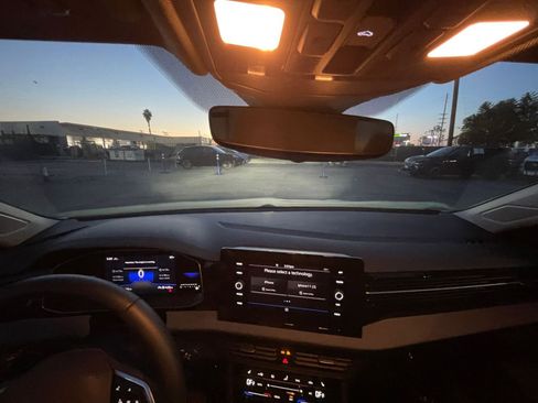 Used 2025 Volkswagen Jetta SE image 33