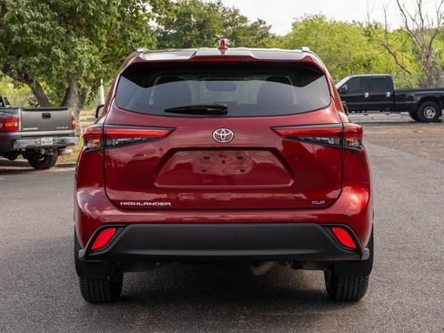 Used 2023 Toyota Highlander XLE FWD image 4