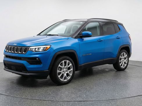Used 2025 Jeep Compass Limited image 3
