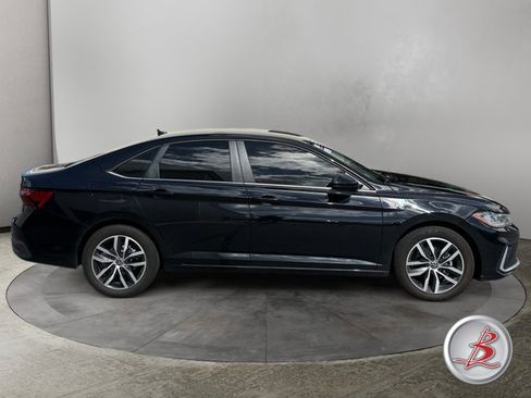 Used 2025 Volkswagen Jetta SE FWD image 8