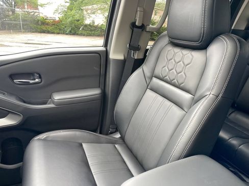 Used 2024 Nissan Frontier SL RWD image 15