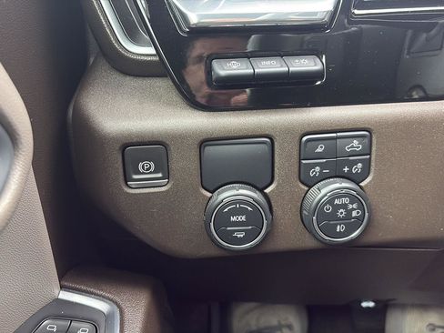 Used 2022 Chevrolet Silverado 1500 LTZ w/ Technology Package image 18