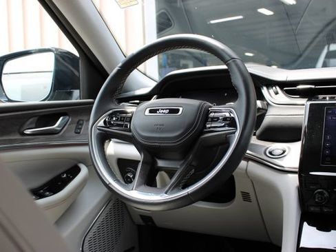 Used 2022 Jeep Grand Cherokee Overland AWD/4WD image 45