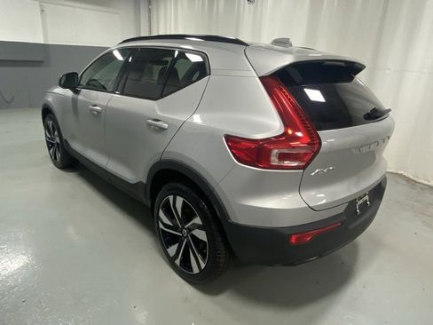 Used 2025 Volvo XC40 B5 Plus image 2