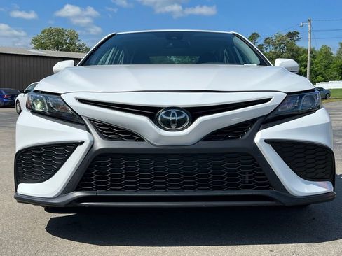 Used 2022 Toyota Camry SE FWD image 2
