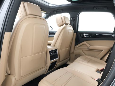Used 2021 Porsche Cayenne AWD/4WD image 33