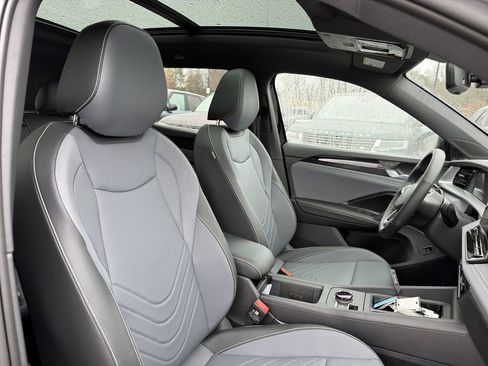 New 2026 Volkswagen Tiguan SE R-Line FWD image 19