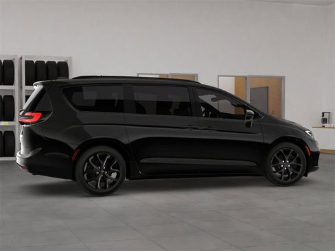 New 2026 Chrysler Pacifica Limited w/ S Appearance Package image 6