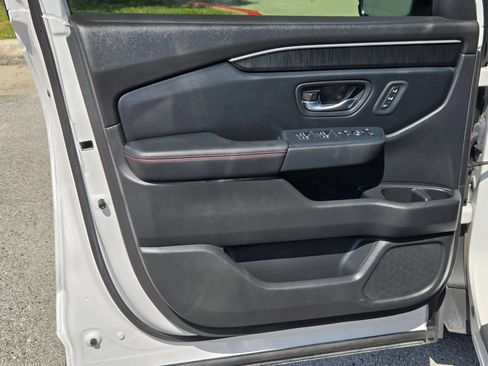 Used 2025 Honda Pilot Black Edition image 10