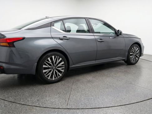 Used 2025 Nissan Altima 2.5 SV FWD image 9