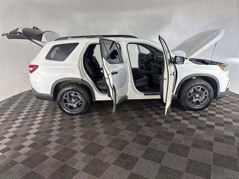 Used 2025 Honda Pilot TrailSport image 16