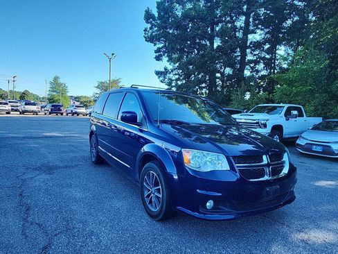 Used 2017 Dodge Grand Caravan SXT w/ Driver Convenience Group FWD image 7