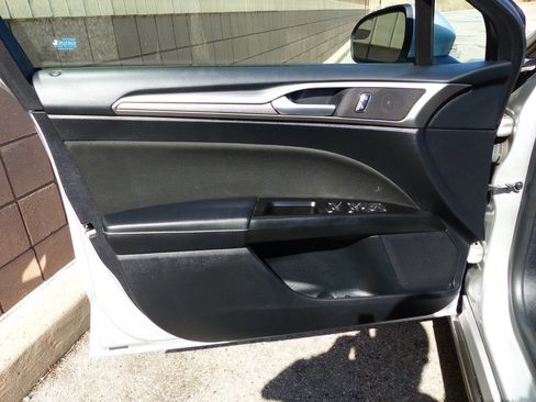 Used 2017 Ford Fusion SE image 25