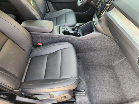 Used 2025 Volvo XC40 B5 Core w/ Protection Package Premier image 21