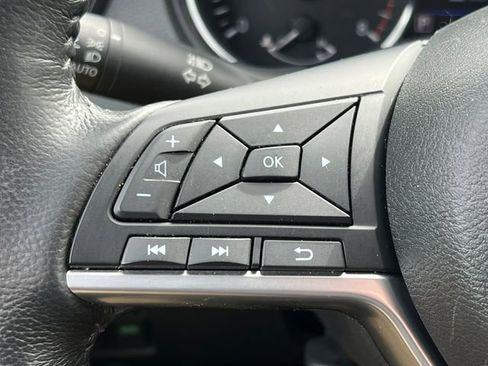 Used 2018 Nissan Rogue SV image 18