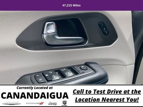 Used 2021 Chrysler Pacifica Touring-L image 10