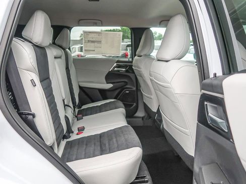 New 2025 Mitsubishi Outlander AWD image 18