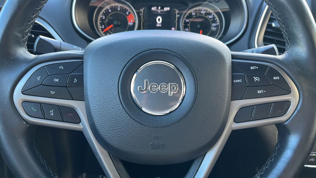 Used 2019 Jeep Cherokee Latitude Plus w/ Comfort/Convenience Group FWD image 15