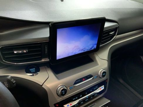 Used 2022 Ford Explorer XLT w/ Equipment Group 202A AWD/4WD image 21