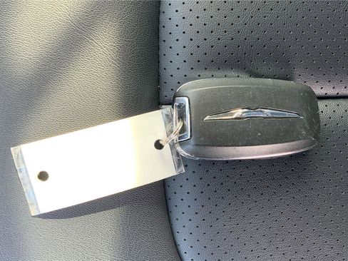 Used 2024 Chrysler Pacifica Select image 37