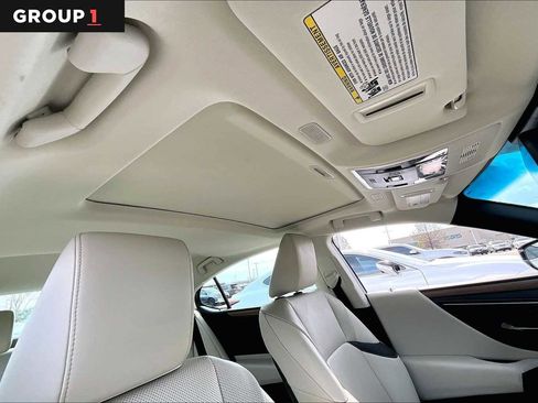 Used 2025 Lexus ES 300h w/ Premium Package image 11