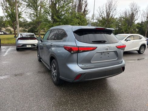 Used 2021 Toyota Highlander XLE FWD image 3