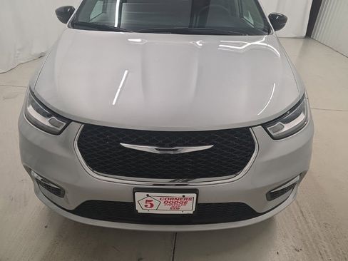 Used 2024 Chrysler Pacifica Touring-L image 8
