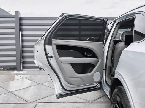 Used 2023 Bentley Bentayga Extended Wheelbase image 25