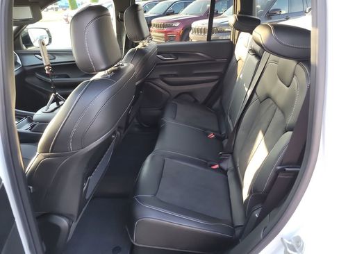 New 2025 Jeep Grand Cherokee Altitude image 12