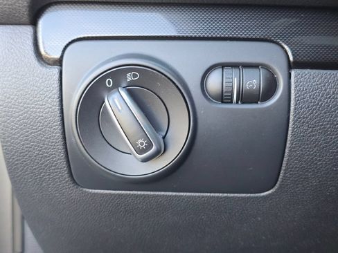 Used 2011 Volkswagen Jetta SE w/ Wheel & Sunroof Pkg FWD image 24