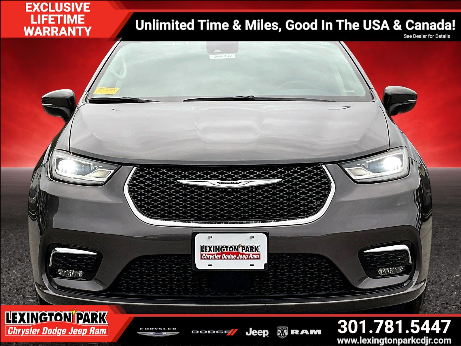 Used 2023 Chrysler Pacifica Touring-L FWD image 2