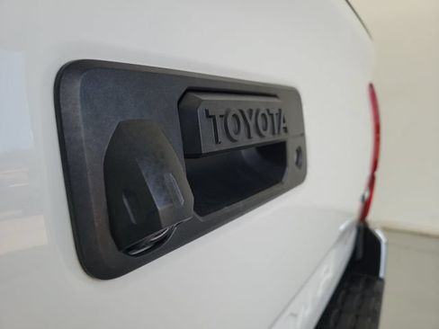 Used 2018 Toyota Tacoma SR5 RWD image 9