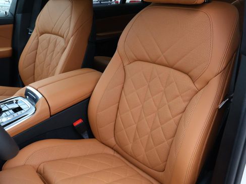 Used 2026 BMW X7 xDrive40i w/ Executive Package image 15