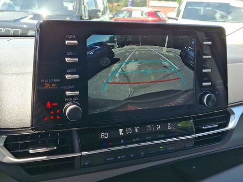 Used 2024 Toyota Sienna XLE FWD image 18