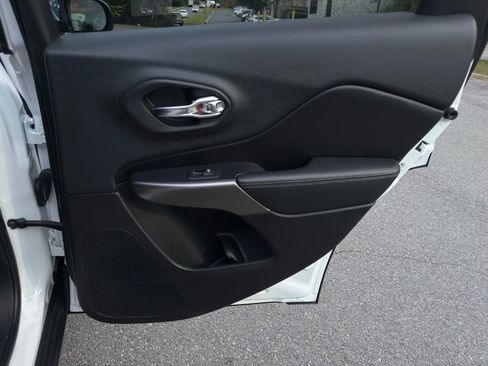 Used 2019 Jeep Cherokee Limited image 28