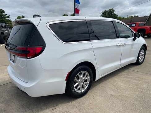 Used 2024 Chrysler Pacifica Touring-L FWD image 3